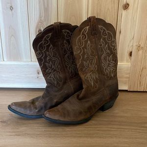 Women’s Ariat Distressed Western Boots Size: 10B